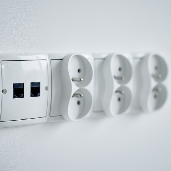 Prises murales blanches et ports réseau Ethernet RJ45.